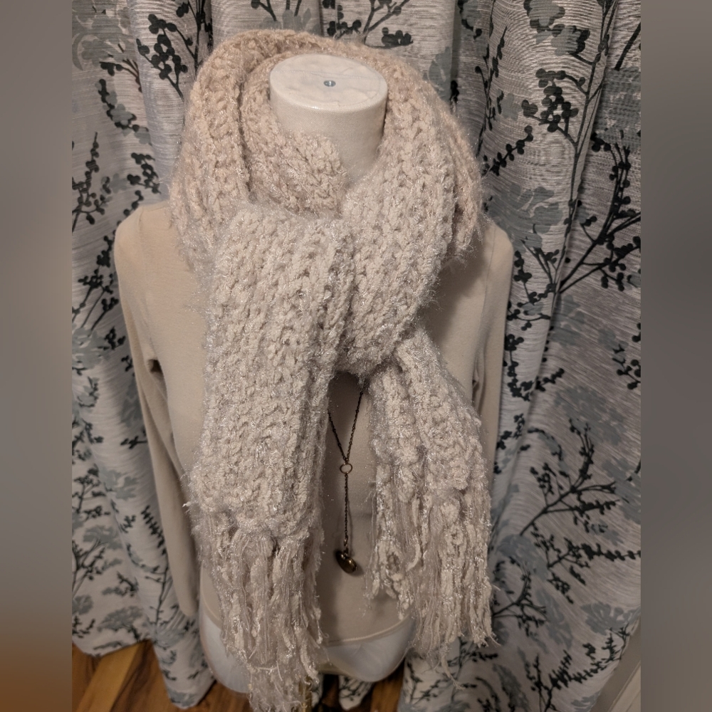 🧶 Plush Knit Beige Scarf - Picture 2 of 6